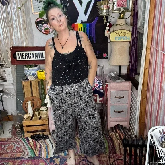 Torrid Black and White Floral Jumpsuit size 2X - Picture 5 of 12